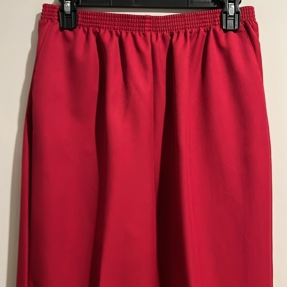 Alfred Dunner red pants. Size 10. Side pockets. Elastic waist. - Picture 2 of 5